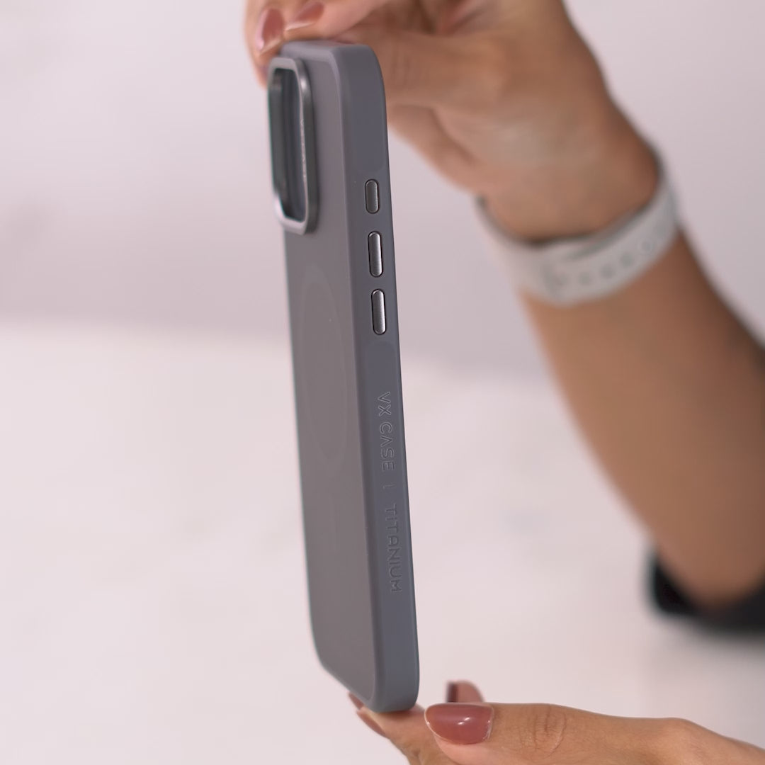 Capa Magsafe para iPhone 16 Pro Max Graffiti com Fundo Fosco - Titanium