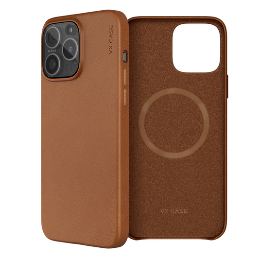 iPhone 15 Pro Max com capa VX Case de couro compatível com MagSafe, acabamento marrom premium.