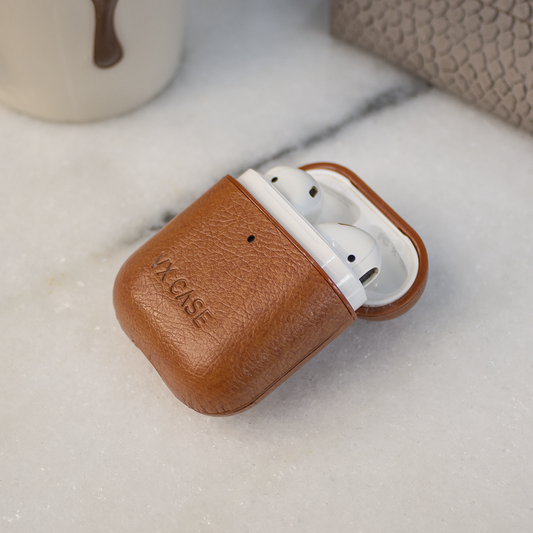 Apple AirPods com capa VX Case protetora, design aberto para estojo de carregamento.