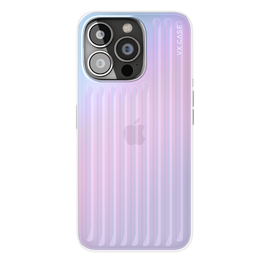 iPhone 15 Pro com capa VX Case texturizada, proteção traseira com linhas verticais em tom lilás translúcido.