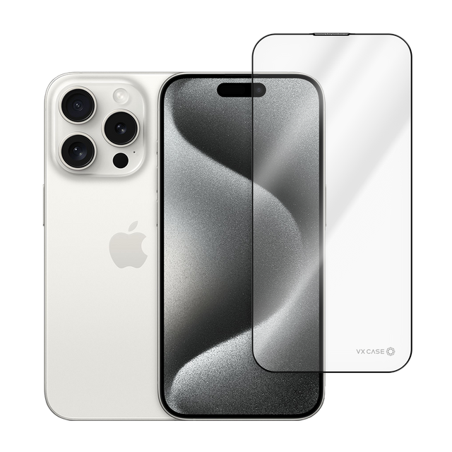 iPhone 15 Pro com película de vidro transparente, proteção de tela contra riscos, exibido com aplicação parcial.